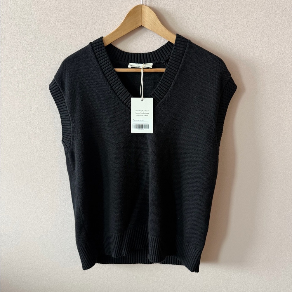 Everlane Black V-Neck Sleeveless Sweater vest
